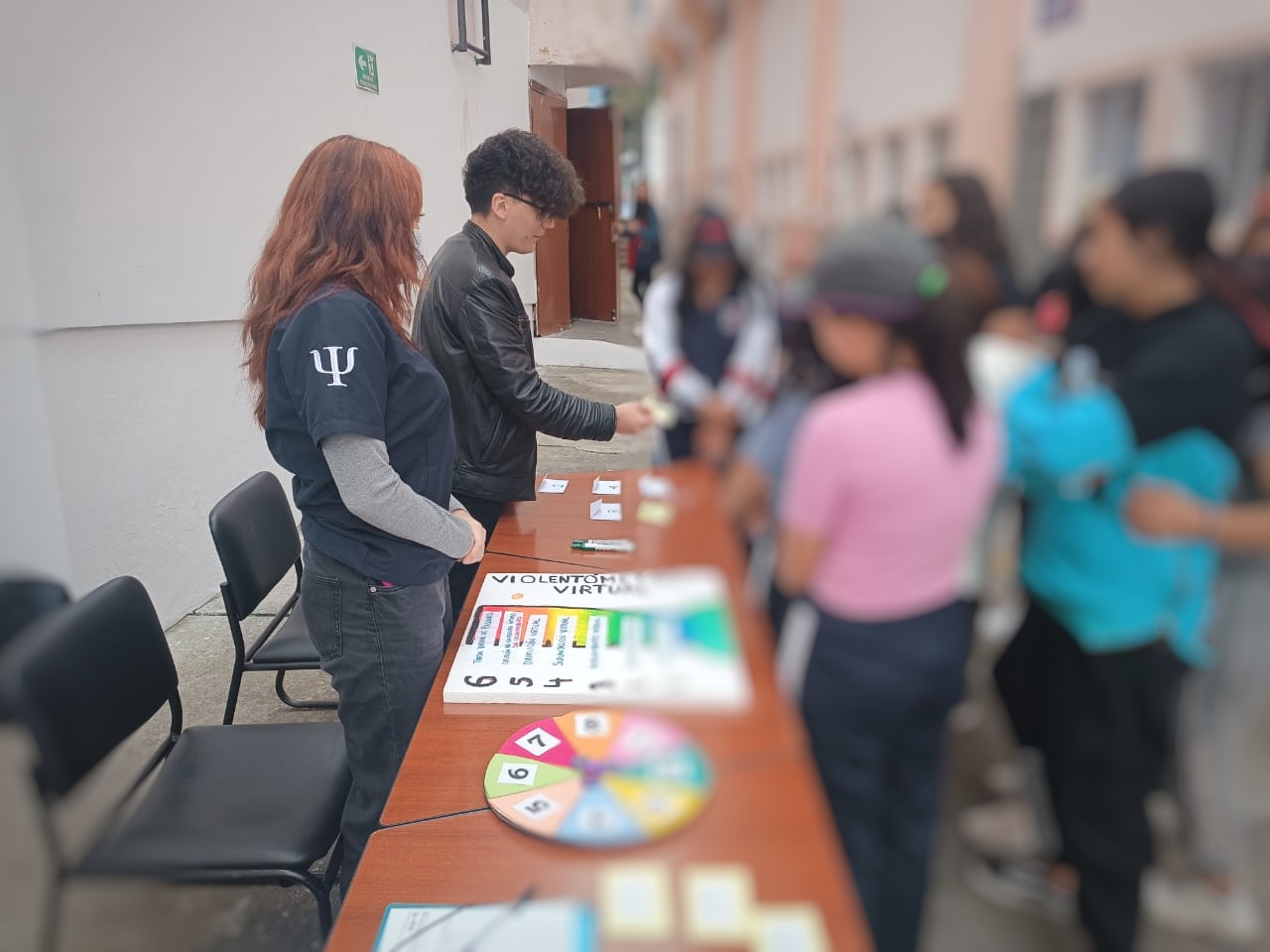 Michael Vera trabajando como psicologo en un colegio