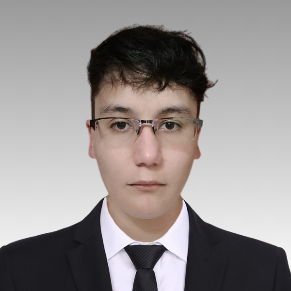 Foto de Michael Vera, con traje, transmite formalidad